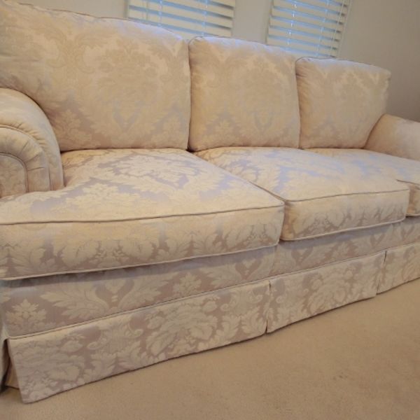 イーセンアレンのソファ、スカートつきソファ張替いたします。