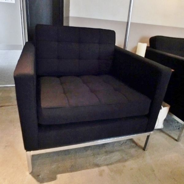 ノール【Knoll】のソファ張替いたします。