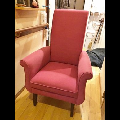 ご高齢なお母さんのためのハイバック1シーターソファ。