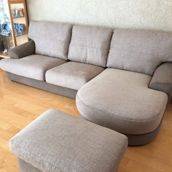 コスガのカウチセットの張替えを２色の布地で行いました。