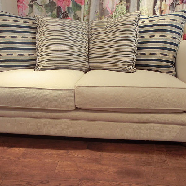 ローラアシュレイのソファを張り込みに変更して張替えました。