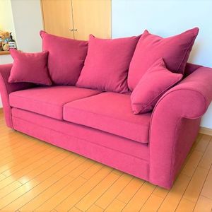 ローラアッシュレイのソファの張替えいたします。