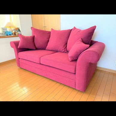 ローラアッシュレイのソファの張替えいたします。